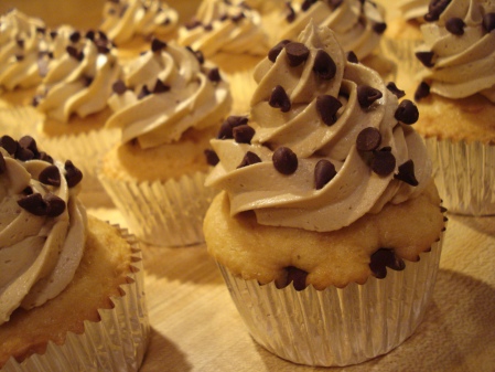 I know that this is heaven on earth! ohhh baby heaven is a place called cookie dough cupcakes.